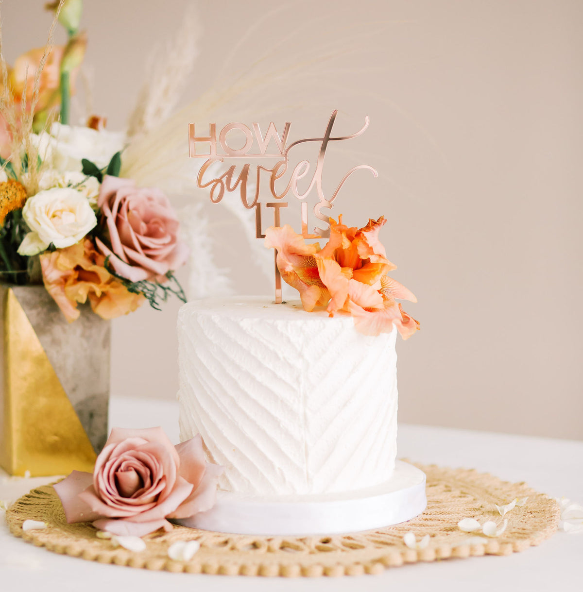 Wedding Cake Displayed Arch Tiers Plenty Sweet Dessert All Eat Stock Photo  by ©motionshooter 545750072