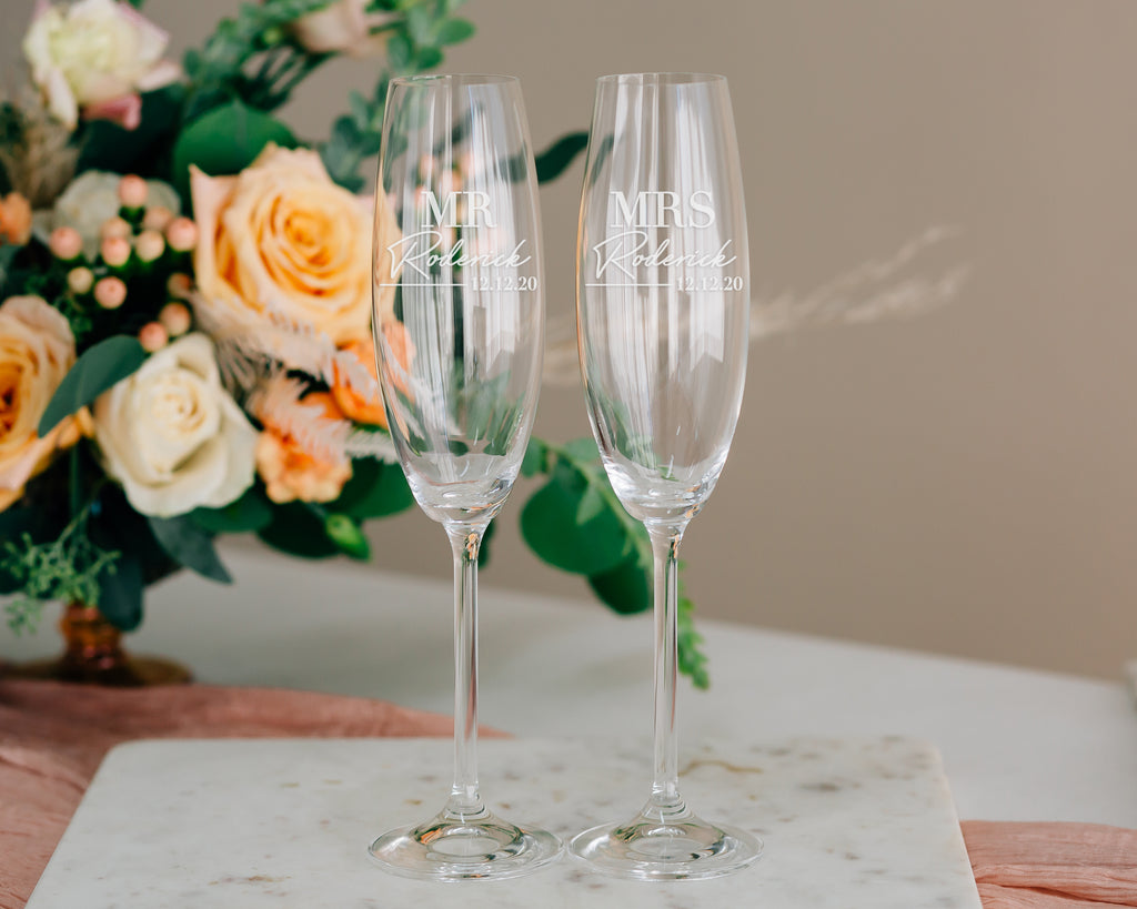 Personalized Mr & Mrs Wine Glasses - Design: HH7